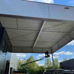 Kusters Netten in Ravenstein bij de Plintenfabriek, netten onder luifels tegen vogeloverlast