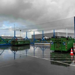 Kusters netten in zeebrugge over een container stelplaats vlamvertragende vogelwering netten BNFW Zeebrugge