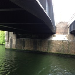 UTRECHT Kusters duiven Netten onder opgaande brug met niet haakse oever verbinding (Spinozabrug)