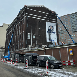 Steenslagnetten van Kusters nettenbedrijf Rotterdam tegen de historische gevels van Quacker Rotterdam